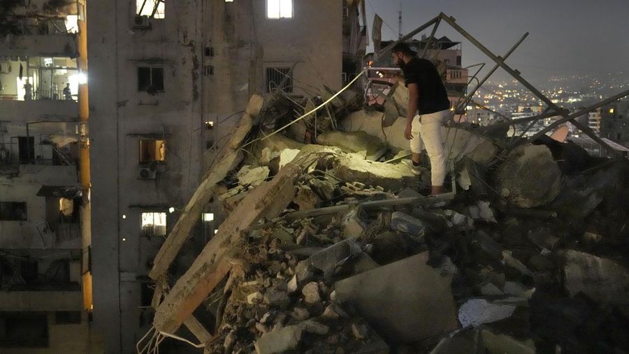 Suasana pasca serangan Israel di pinggiran selatan Beirut, Lebanon, Selasa (30/7/2024). (AP Photo/Hussein Malla)