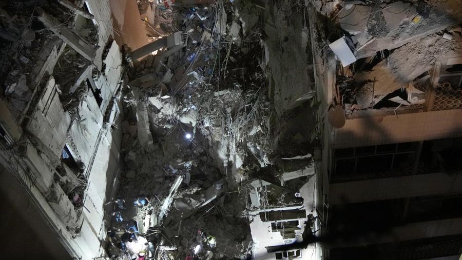 Warga berkumup di dekat lokasi serangan Israel di pinggiran selatan Beirut, Lebanon, Selasa (30/7/2024). (AP Photo/Hussein Malla)