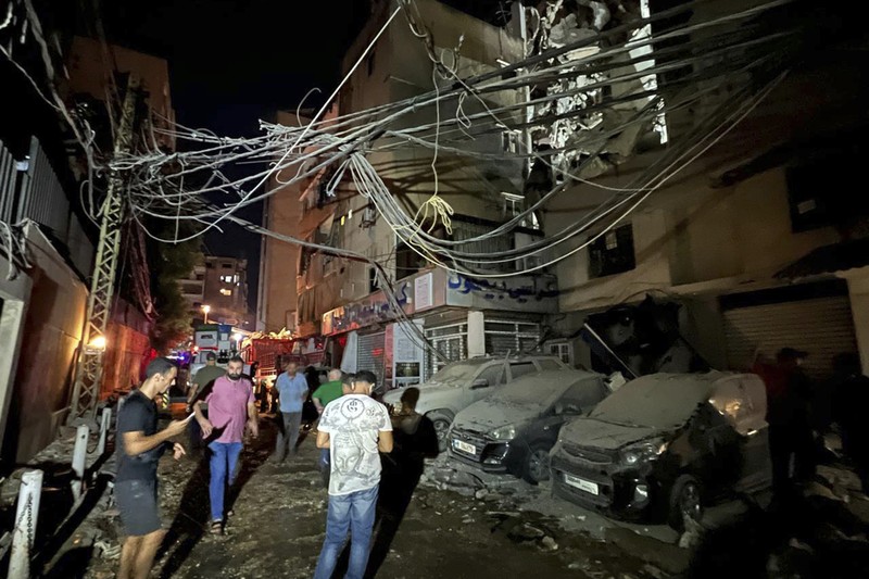 Warga berkumup di dekat lokasi serangan Israel di pinggiran selatan Beirut, Lebanon, Selasa (30/7/2024). (AP Photo/Hussein Malla) Warga berkumup di dekat lokasi serangan Israel di pinggiran selatan Beirut, Lebanon, Selasa (30/7/2024). (AP Photo/Hussein Malla)