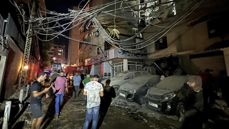 Warga berkumup di dekat lokasi serangan Israel di pinggiran selatan Beirut, Lebanon, Selasa (30/7/2024). (AP Photo/Hussein Malla)