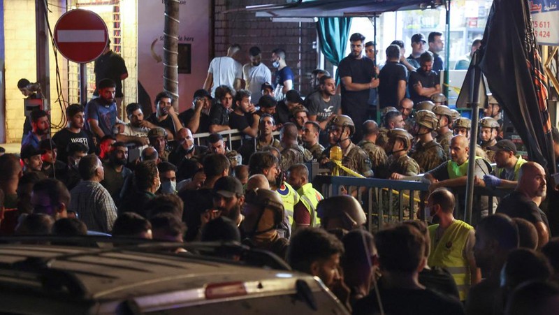 Warga berkumup di dekat lokasi serangan Israel di pinggiran selatan Beirut, Lebanon, Selasa (30/7/2024). (AP Photo/Hussein Malla)