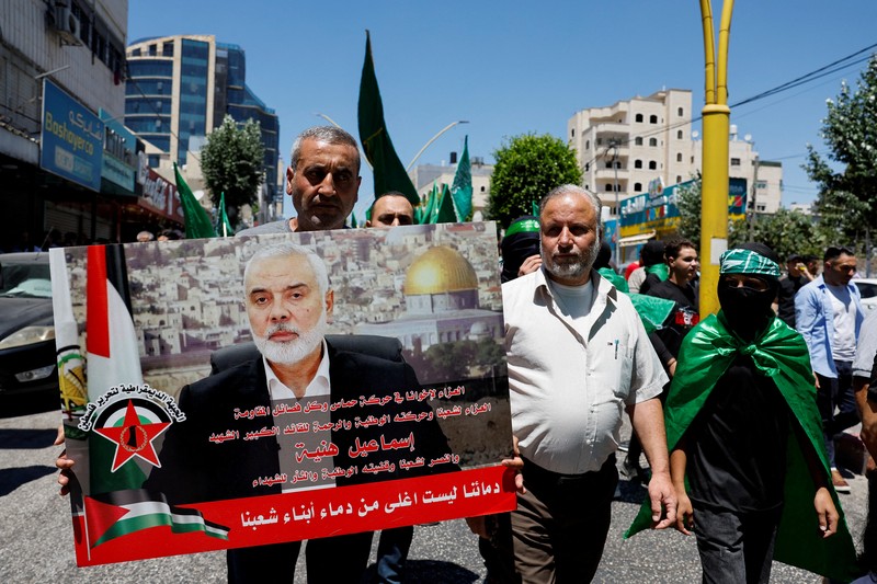 Warga Palestina menghadiri protes setelah pembunuhan pemimpin Hamas Ismail Haniyeh di Iran, di Hebron di Tepi Barat yang diduduki Israel, 31 Juli 2024. Warga Palestina menghadiri protes setelah pembunuhan pemimpin Hamas Ismail Haniyeh di Iran, di Hebron di Tepi Barat yang diduduki Israel, 31 Juli 2024. (REUTERS/Mussa Qawasma)