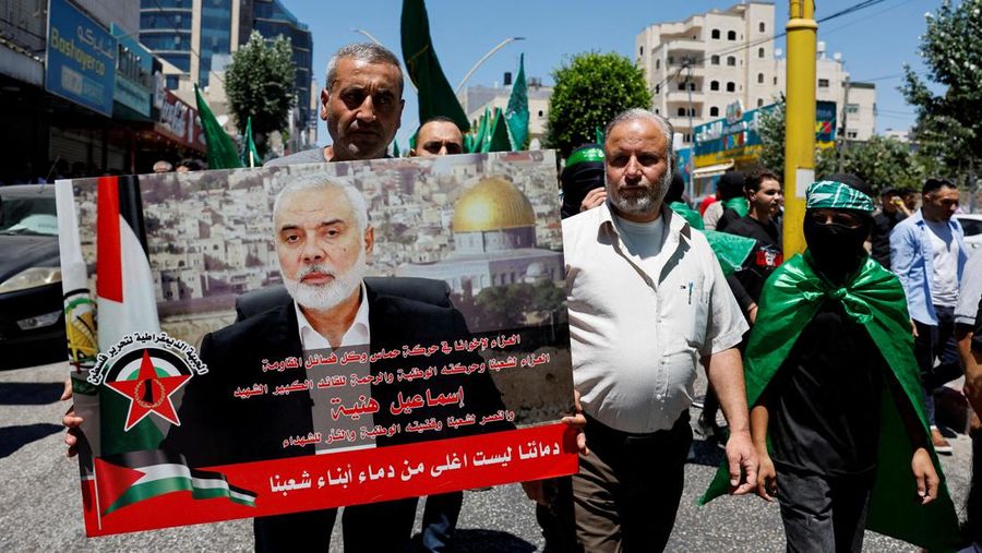 Warga Palestina menghadiri protes setelah pembunuhan pemimpin Hamas Ismail Haniyeh di Iran, di Hebron di Tepi Barat yang diduduki Israel, 31 Juli 2024. (REUTERS/Mussa Qawasma)