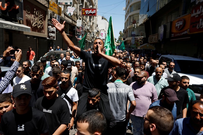 Warga Palestina menghadiri protes setelah pembunuhan pemimpin Hamas Ismail Haniyeh di Iran, di Hebron di Tepi Barat yang diduduki Israel, 31 Juli 2024. Warga Palestina menghadiri protes setelah pembunuhan pemimpin Hamas Ismail Haniyeh di Iran, di Hebron di Tepi Barat yang diduduki Israel, 31 Juli 2024. (REUTERS/Mussa Qawasma)