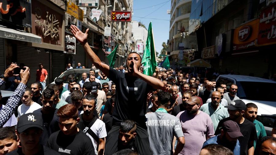 Warga Palestina menghadiri protes setelah pembunuhan pemimpin Hamas Ismail Haniyeh di Iran, di Hebron di Tepi Barat yang diduduki Israel, 31 Juli 2024. (REUTERS/Mussa Qawasma)