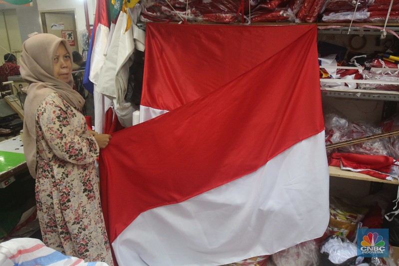 Aktivitas pekerja menjahit bendera merah putih di tempat konveksi dan toko di Blok 3 Pasar Senen, Jakarta Pusat, Kamis (1/8/2024). (CNBC Indonesia/Muhammad Sabki) Aktivitas pekerja menjahit bendera merah putih di tempat konveksi dan toko di Blok 3 Pasar Senen, Jakarta Pusat, Kamis (1/8/2024). (CNBC Indonesia/Muhammad Sabki)