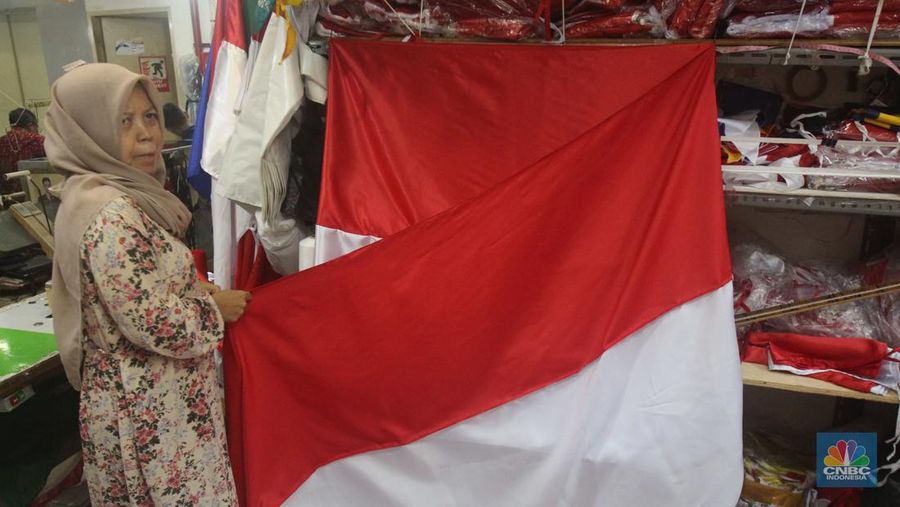 Aktivitas pekerja menjahit bendera merah putih di tempat konveksi dan toko di Blok 3 Pasar Senen, Jakarta Pusat, Kamis (1/8/2024). (CNBC Indonesia/Muhammad Sabki)