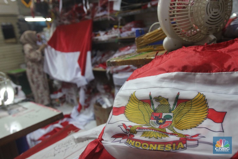Aktivitas pekerja menjahit bendera merah putih di tempat konveksi dan toko di Blok 3 Pasar Senen, Jakarta Pusat, Kamis (1/8/2024). (CNBC Indonesia/Muhammad Sabki)