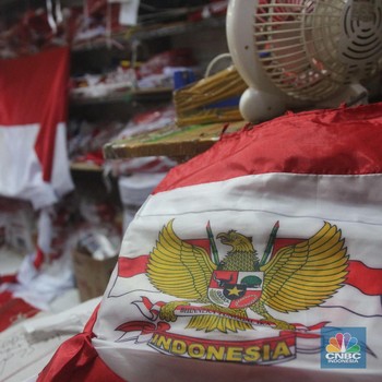 Jelang HUT RI, Penjahit Bendera Merah Putih Pasar Senen Banjir Orderan