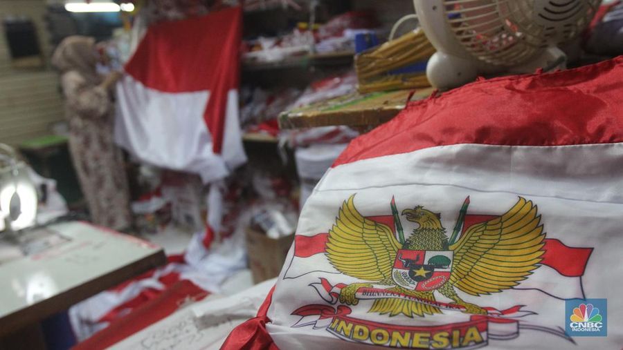 Aktivitas pekerja menjahit bendera merah putih di tempat konveksi dan toko di Blok 3 Pasar Senen, Jakarta Pusat, Kamis (1/8/2024). (CNBC Indonesia/Muhammad Sabki)