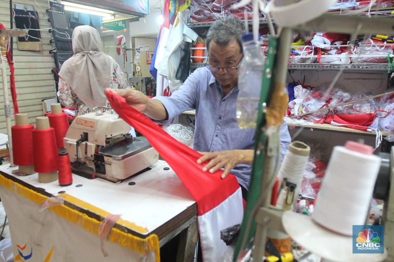 Aktivitas pekerja menjahit bendera merah putih di tempat konveksi dan toko di Blok 3 Pasar Senen, Jakarta Pusat, Kamis (1/8/2024). (CNBC Indonesia/Muhammad Sabki) Aktivitas pekerja menjahit bendera merah putih di tempat konveksi dan toko di Blok 3 Pasar Senen, Jakarta Pusat, Kamis (1/8/2024). (CNBC Indonesia/Muhammad Sabki)