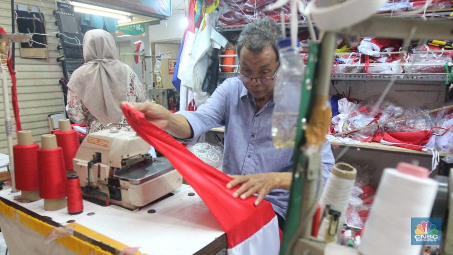 Aktivitas pekerja menjahit bendera merah putih di tempat konveksi dan toko di Blok 3 Pasar Senen, Jakarta Pusat, Kamis (1/8/2024). (CNBC Indonesia/Muhammad Sabki)