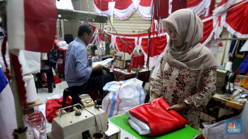 Aktivitas pekerja menjahit bendera merah putih di tempat konveksi dan toko di Blok 3 Pasar Senen, Jakarta Pusat, Kamis (1/8/2024). (CNBC Indonesia/Muhammad Sabki) Aktivitas pekerja menjahit bendera merah putih di tempat konveksi dan toko di Blok 3 Pasar Senen, Jakarta Pusat, Kamis (1/8/2024). (CNBC Indonesia/Muhammad Sabki)