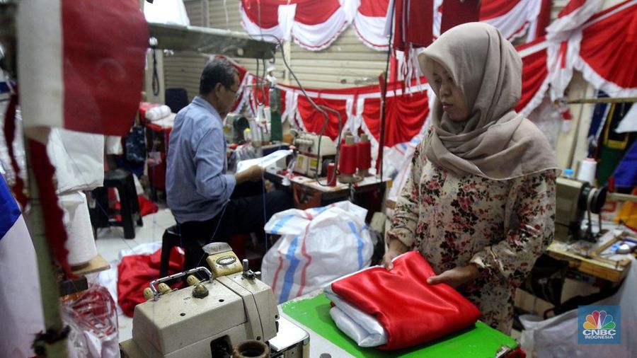 Aktivitas pekerja menjahit bendera merah putih di tempat konveksi dan toko di Blok 3 Pasar Senen, Jakarta Pusat, Kamis (1/8/2024). (CNBC Indonesia/Muhammad Sabki)