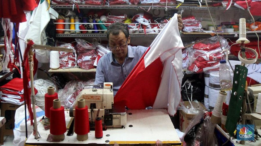 Aktivitas pekerja menjahit bendera merah putih di tempat konveksi dan toko di Blok 3 Pasar Senen, Jakarta Pusat, Kamis (1/8/2024). (CNBC Indonesia/Muhammad Sabki)
