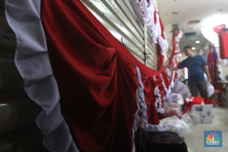 Aktivitas pekerja menjahit bendera merah putih di tempat konveksi dan toko di Blok 3 Pasar Senen, Jakarta Pusat, Kamis (1/8/2024). (CNBC Indonesia/Muhammad Sabki) Aktivitas pekerja menjahit bendera merah putih di tempat konveksi dan toko di Blok 3 Pasar Senen, Jakarta Pusat, Kamis (1/8/2024). (CNBC Indonesia/Muhammad Sabki)