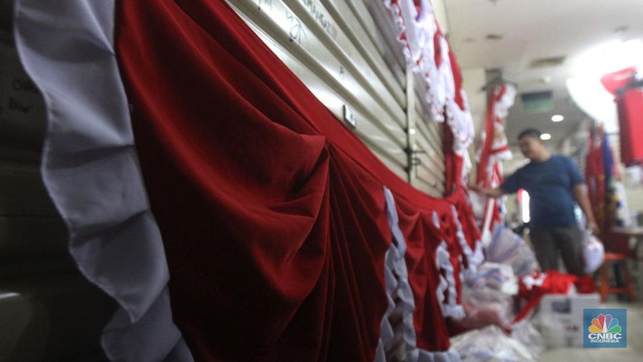 Aktivitas pekerja menjahit bendera merah putih di tempat konveksi dan toko di Blok 3 Pasar Senen, Jakarta Pusat, Kamis (1/8/2024). (CNBC Indonesia/Muhammad Sabki)