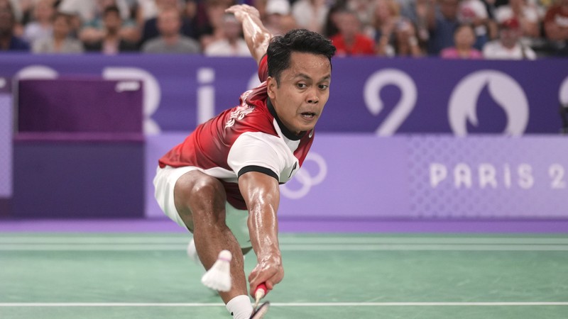 Anthony Sinisuka Ginting dari Indonesia bertanding melawan Tomo Junior Popov dari Prancis selama pertandingan penyisihan grup bulu tangkis tunggal putra selama Olimpiade Musim Panas 2024, di Porte de la Chapelle Arena, Rabu, 31 Juli 2024, di Paris, Prancis. (AP Photo/Dita Alangkara)
