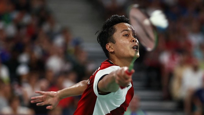 Anthony Sinisuka Ginting dari Indonesia bertanding melawan Tomo Junior Popov dari Prancis selama pertandingan penyisihan grup bulu tangkis tunggal putra selama Olimpiade Musim Panas 2024, di Porte de la Chapelle Arena, Rabu, 31 Juli 2024, di Paris, Prancis. (AP Photo/Dita Alangkara)