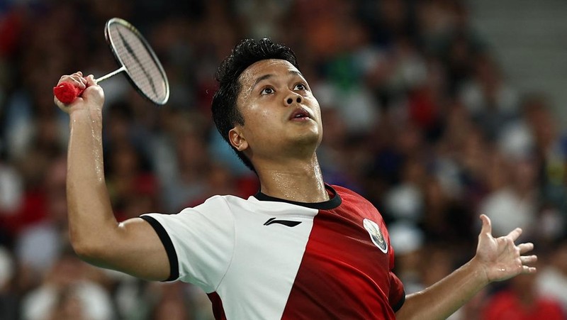 Anthony Sinisuka Ginting dari Indonesia bertanding melawan Tomo Junior Popov dari Prancis selama pertandingan penyisihan grup bulu tangkis tunggal putra selama Olimpiade Musim Panas 2024, di Porte de la Chapelle Arena, Rabu, 31 Juli 2024, di Paris, Prancis. (AP Photo/Dita Alangkara)