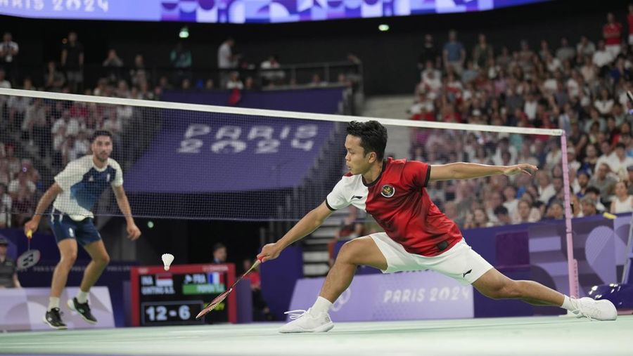 Anthony Sinisuka Ginting dari Indonesia bertanding melawan Tomo Junior Popov dari Prancis selama pertandingan penyisihan grup bulu tangkis tunggal putra selama Olimpiade Musim Panas 2024, di Porte de la Chapelle Arena, Rabu, 31 Juli 2024, di Paris, Prancis. (AP Photo/Dita Alangkara)