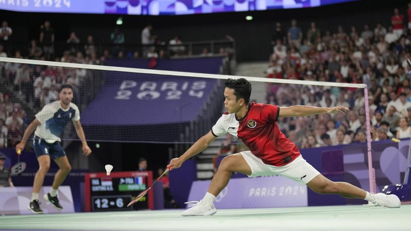 Anthony Sinisuka Ginting dari Indonesia bertanding melawan Tomo Junior Popov dari Prancis selama pertandingan penyisihan grup bulu tangkis tunggal putra selama Olimpiade Musim Panas 2024, di Porte de la Chapelle Arena, Rabu, 31 Juli 2024, di Paris, Prancis. (AP Photo/Dita Alangkara)