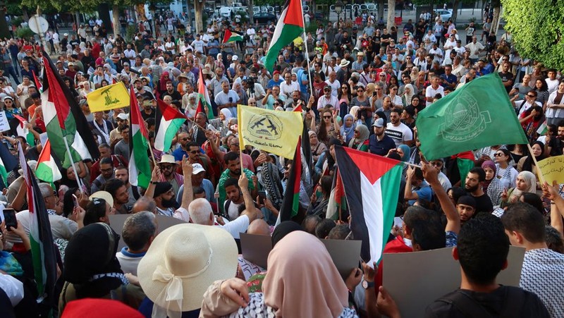 Pendukung partai agama dan politik Jamaat-e-Islami (JI) berkumpul untuk menghadiri salat jenazah ghaib setelah pembunuhan pemimpin Hamas Ismail Haniyeh di Iran, di Karachi, Pakistan, 31 Juli 2024. (REUTERS/Akhtar Soomro)
