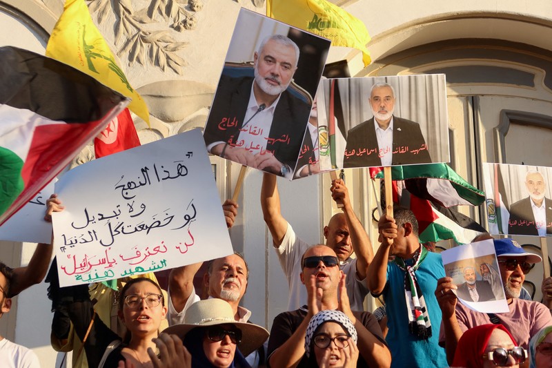 Pendukung partai agama dan politik Jamaat-e-Islami (JI) berkumpul untuk menghadiri salat jenazah ghaib setelah pembunuhan pemimpin Hamas Ismail Haniyeh di Iran, di Karachi, Pakistan, 31 Juli 2024. (REUTERS/Akhtar Soomro)