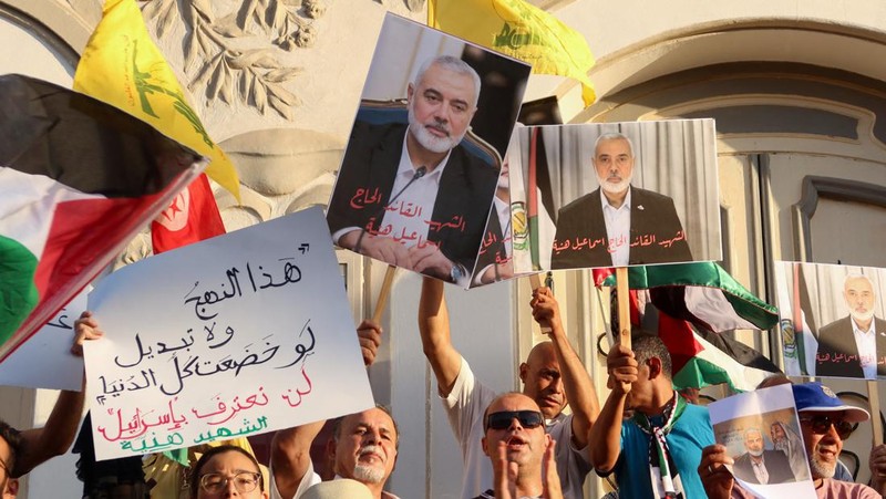 Pendukung partai agama dan politik Jamaat-e-Islami (JI) berkumpul untuk menghadiri salat jenazah ghaib setelah pembunuhan pemimpin Hamas Ismail Haniyeh di Iran, di Karachi, Pakistan, 31 Juli 2024. (REUTERS/Akhtar Soomro)