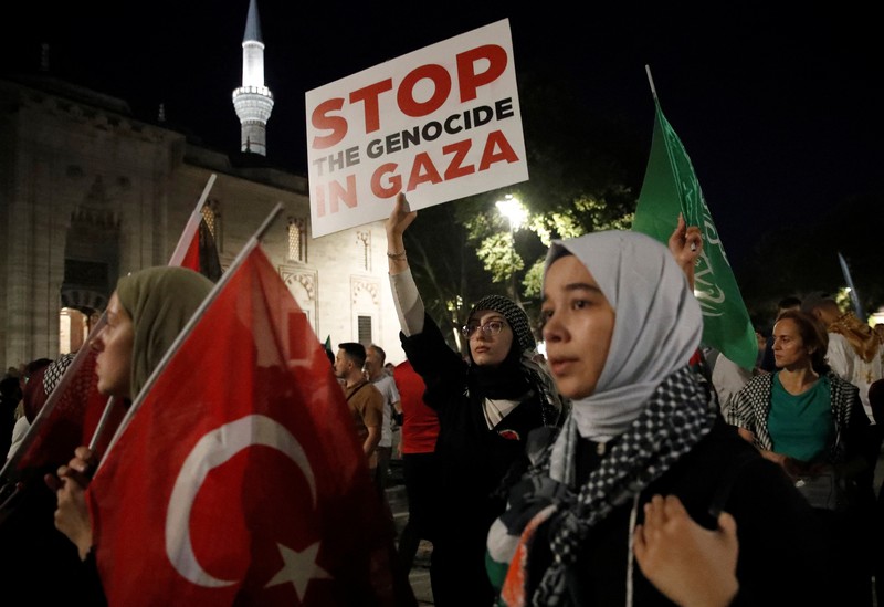 Pendukung partai agama dan politik Jamaat-e-Islami (JI) berkumpul untuk menghadiri salat jenazah ghaib setelah pembunuhan pemimpin Hamas Ismail Haniyeh di Iran, di Karachi, Pakistan, 31 Juli 2024. Pendukung partai agama dan politik Jamaat-e-Islami (JI) berkumpul untuk menghadiri salat jenazah ghaib setelah pembunuhan pemimpin Hamas Ismail Haniyeh di Iran, di Karachi, Pakistan, 31 Juli 2024. (REUTERS/Akhtar Soomro)
