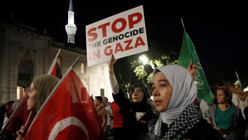 Pendukung partai agama dan politik Jamaat-e-Islami (JI) berkumpul untuk menghadiri salat jenazah ghaib setelah pembunuhan pemimpin Hamas Ismail Haniyeh di Iran, di Karachi, Pakistan, 31 Juli 2024. (REUTERS/Akhtar Soomro)