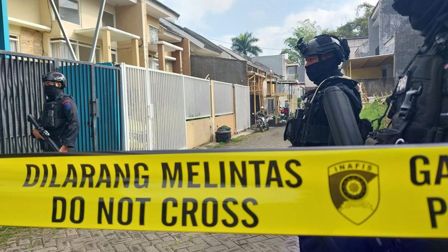 Detasemen Khusus (Densus) 88 Antiteror Polri menangkap terduga teroris di Kota Batu, Jawa Timur. Selain itu, Tim Penjinak Bom juga dikerahkan saat penangkapan. Dilansir detikJatim, penangkapan dilakukan di sebuah rumah di Dusun Njeding, Desa Junrejo, Kecamatan Junrejo, Kota Batu, pada Rabu (31/7/2024) malam. (Dok. Detikcom/M Bagus Ibrahim/detikJatim)