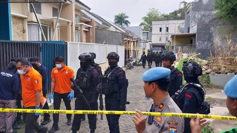 Detasemen Khusus (Densus) 88 Antiteror Polri menangkap terduga teroris di Kota Batu, Jawa Timur. Selain itu, Tim Penjinak Bom juga dikerahkan saat penangkapan. Dilansir detikJatim, penangkapan dilakukan di sebuah rumah di Dusun Njeding, Desa Junrejo, Kecamatan Junrejo, Kota Batu, pada Rabu (31/7/2024) malam. (Dok. Detikcom/M Bagus Ibrahim/detikJatim)