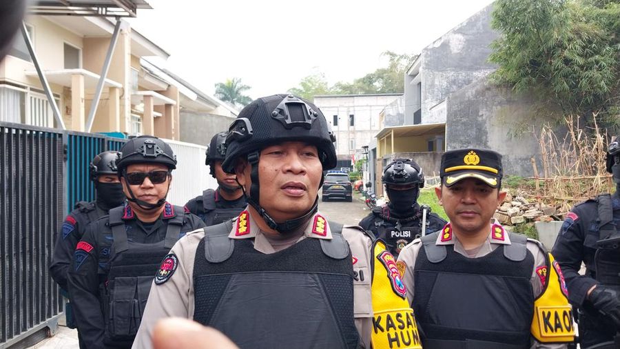 Detasemen Khusus (Densus) 88 Antiteror Polri menangkap terduga teroris di Kota Batu, Jawa Timur. Selain itu, Tim Penjinak Bom juga dikerahkan saat penangkapan. Dilansir detikJatim, penangkapan dilakukan di sebuah rumah di Dusun Njeding, Desa Junrejo, Kecamatan Junrejo, Kota Batu, pada Rabu (31/7/2024) malam. (Dok. Detikcom/M Bagus Ibrahim/detikJatim)
