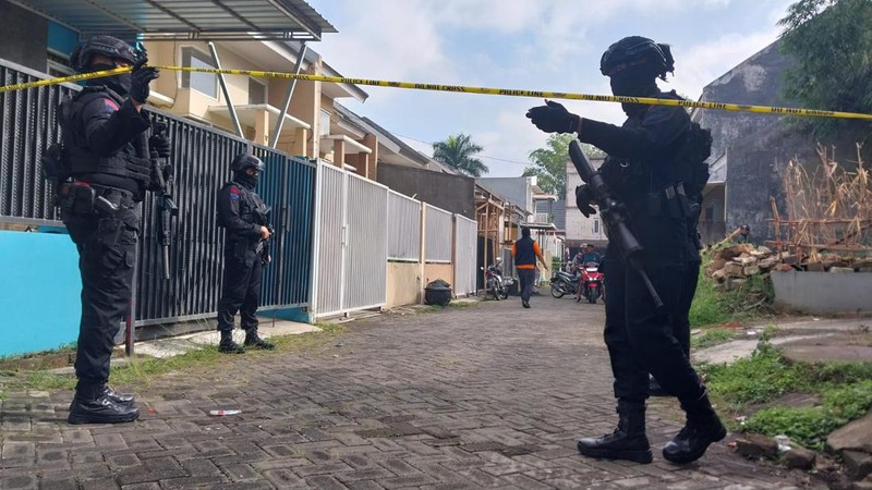 Detasemen Khusus (Densus) 88 Antiteror Polri menangkap terduga teroris di Kota Batu, Jawa Timur. Selain itu, Tim Penjinak Bom juga dikerahkan saat penangkapan. Dilansir detikJatim, penangkapan dilakukan di sebuah rumah di Dusun Njeding, Desa Junrejo, Kecamatan Junrejo, Kota Batu, pada Rabu (31/7/2024) malam. (Dok. Detikcom/M Bagus Ibrahim/detikJatim)