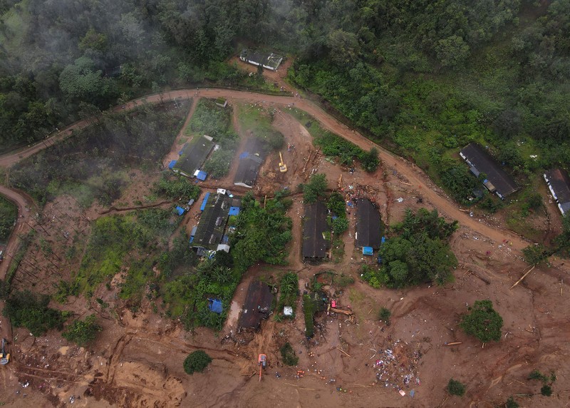 Foto udara rumah-rumah yang rusak di lokasi longsor setelah beberapa kali tanah longsor di perbukitan di distrik Wayanad, di negara bagian selatan Kerala, India, Kamis (1/8/2024). (REUTERS/Francis Mascarenhas) Foto udara rumah-rumah yang rusak di lokasi longsor setelah beberapa kali tanah longsor di perbukitan di distrik Wayanad, di negara bagian selatan Kerala, India, Kamis (1/8/2024). (REUTERS/Francis Mascarenhas)