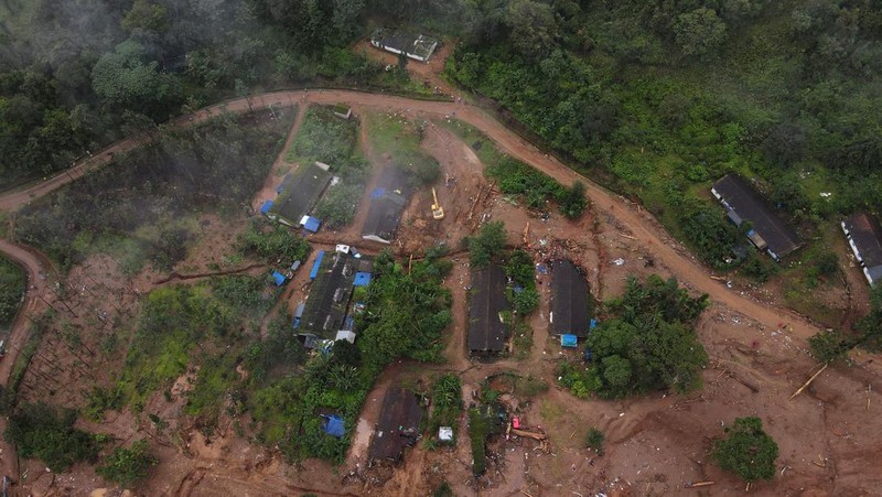 Foto udara rumah-rumah yang rusak di lokasi longsor setelah beberapa kali tanah longsor di perbukitan di distrik Wayanad, di negara bagian selatan Kerala, India, Kamis (1/8/2024). (REUTERS/Francis Mascarenhas)