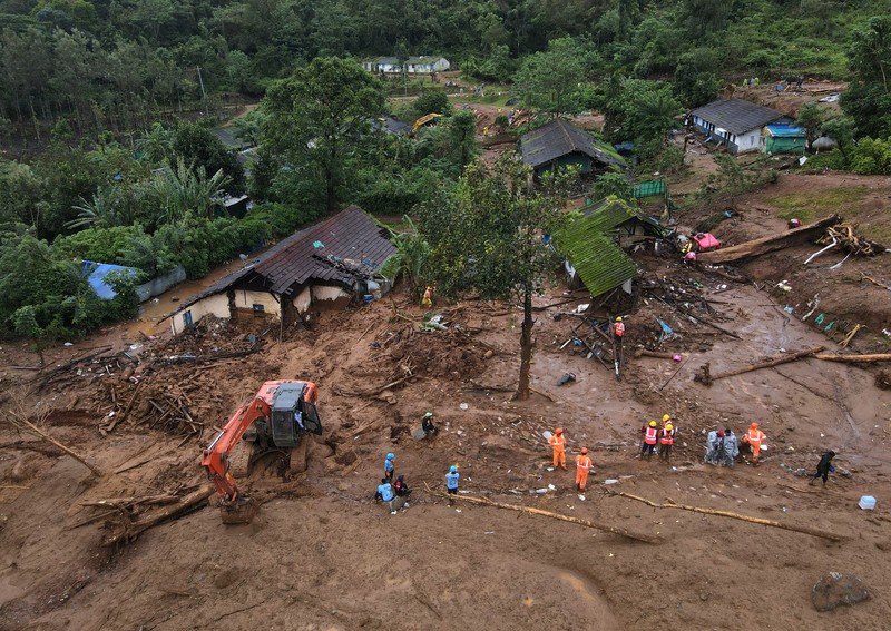 Foto udara rumah-rumah yang rusak di lokasi longsor setelah beberapa kali tanah longsor di perbukitan di distrik Wayanad, di negara bagian selatan Kerala, India, Kamis (1/8/2024). (REUTERS/Francis Mascarenhas)