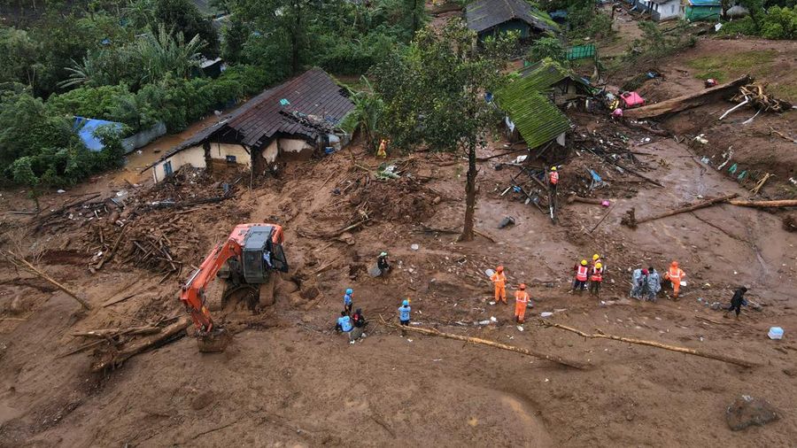 Foto udara rumah-rumah yang rusak di lokasi longsor setelah beberapa kali tanah longsor di perbukitan di distrik Wayanad, di negara bagian selatan Kerala, India, Kamis (1/8/2024). (REUTERS/Francis Mascarenhas)