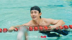 Penampilan Jung Hae In Sempurna di Love Next Door