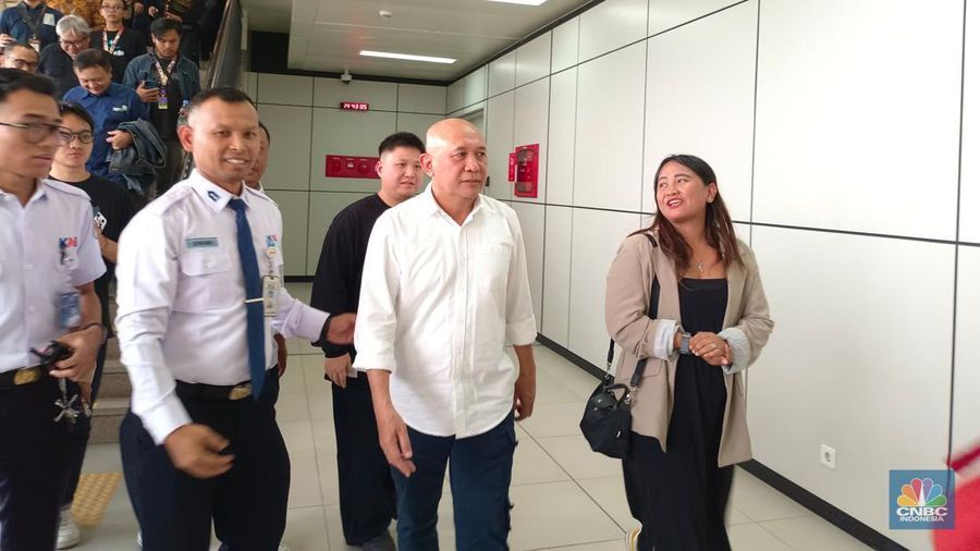 Menkop Teten Masduki naik LRT Jabodebek. (²©²ÊÍøÕ¾/Martyasri Rizky)
