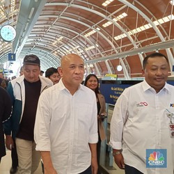 Ke Smesco, Teten Pilih Naik LRT Dibandingkan Mobil Dinas Menteri