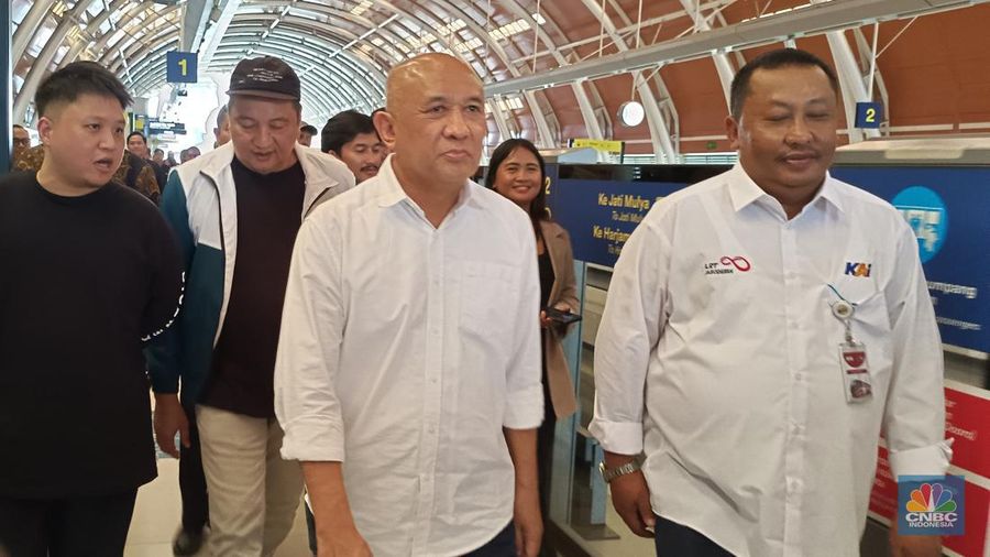 Menkop Teten Masduki naik LRT Jabodebek. (CNBC Indonesia/Martyasri Rizky)