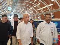 Ke Smesco, Teten Pilih Naik LRT Dibandingkan Mobil Dinas Menteri