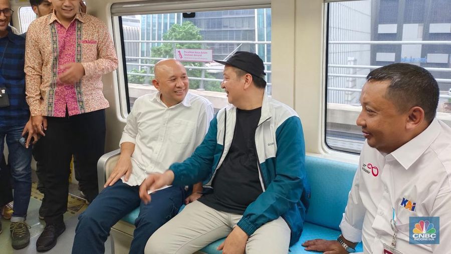 Menkop Teten Masduki naik LRT Jabodebek. (CNBC Indonesia/Martyasri Rizky)