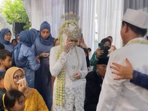 Viral Bikin Haru, Pengantin Pria Nangis Bertemu Istri di Hari Pernikahan