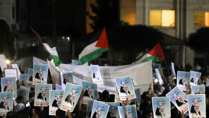 Pendukung partai agama dan politik Jamaat-e-Islami (JI) berkumpul untuk menghadiri salat jenazah ghaib setelah pembunuhan pemimpin Hamas Ismail Haniyeh di Iran, di Karachi, Pakistan, 31 Juli 2024. (REUTERS/Akhtar Soomro)