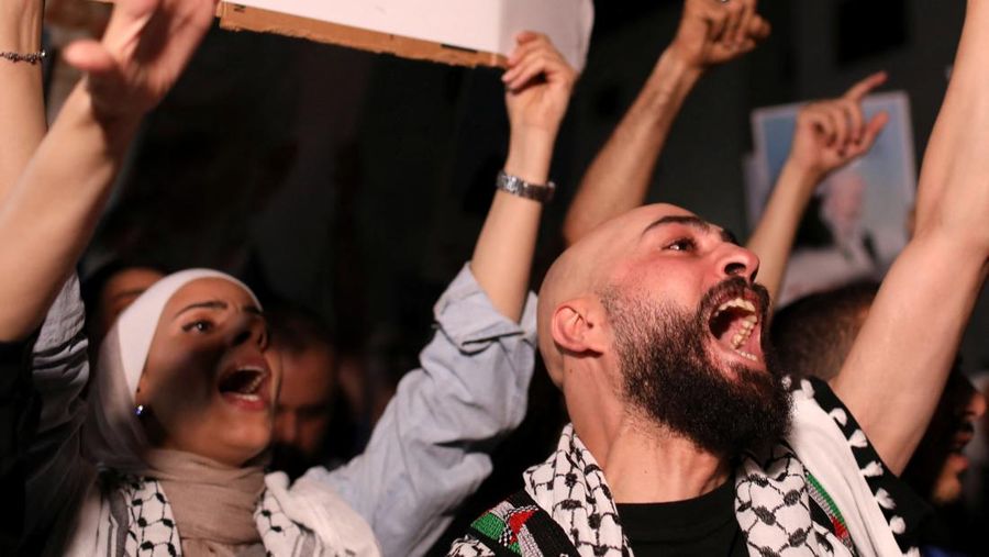 Pendukung partai agama dan politik Jamaat-e-Islami (JI) berkumpul untuk menghadiri salat jenazah ghaib setelah pembunuhan pemimpin Hamas Ismail Haniyeh di Iran, di Karachi, Pakistan, 31 Juli 2024. (REUTERS/Akhtar Soomro)