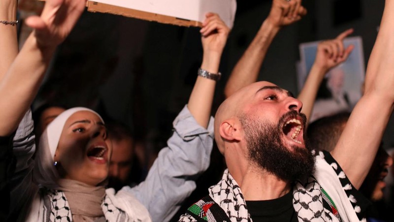 Pendukung partai agama dan politik Jamaat-e-Islami (JI) berkumpul untuk menghadiri salat jenazah ghaib setelah pembunuhan pemimpin Hamas Ismail Haniyeh di Iran, di Karachi, Pakistan, 31 Juli 2024. (REUTERS/Akhtar Soomro)