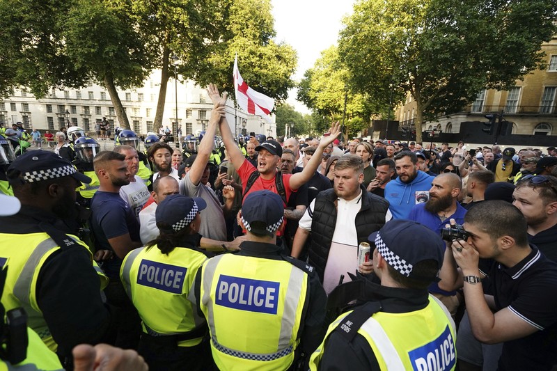 Orang-orang menghadiri protes 'Cukup Sudah' di Whitehall, London, Rabu 31 Juli 2024, menyusul penusukan fatal tiga anak di klub liburan bertema Taylor Swift pada Senin di Southport. Orang-orang menghadiri protes 'Cukup Sudah' di Whitehall, London, Rabu 31 Juli 2024, menyusul penusukan fatal tiga anak di klub liburan bertema Taylor Swift pada Senin di Southport. (Jordan Pettitt/PA via AP)